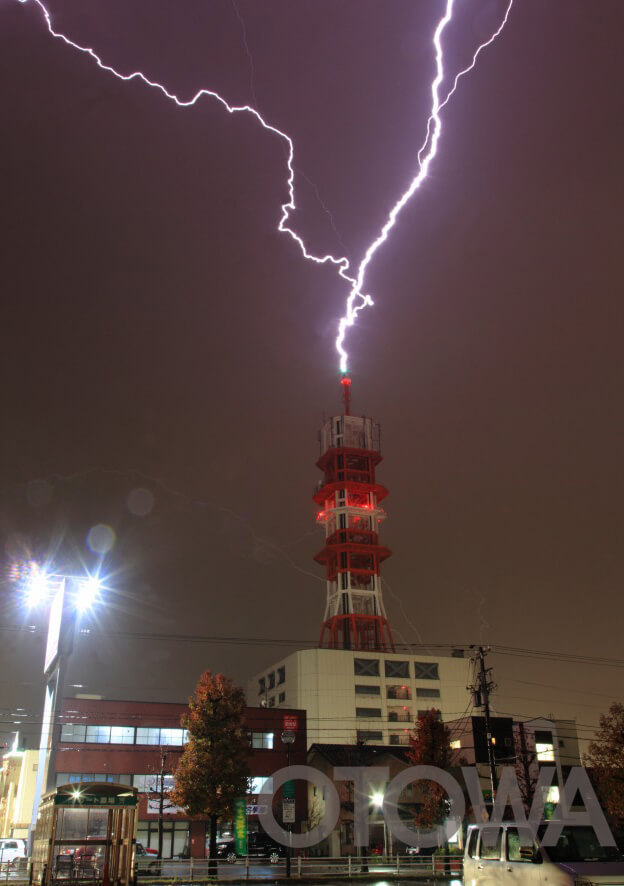 第16回 雷写真コンテスト受賞作品 優秀作品 -23時35分落雷-